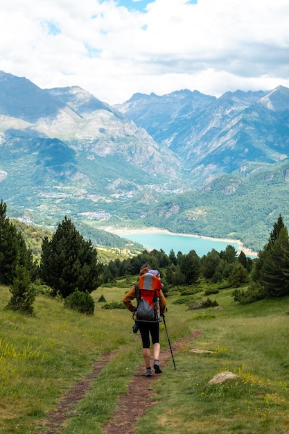 Trekking hacia Ibon de Piedrafita en el Valle de Tena en los Pirineos Huesca España