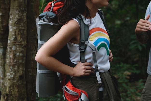 Trekking in einem Wald