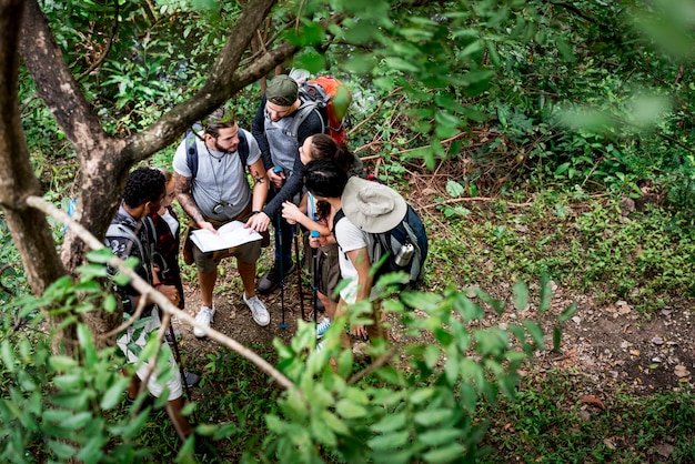 Trekking juntos en un bosque