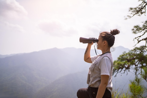 Trekking-Konzept Wanderfrauen reisen mit Ferngläsern