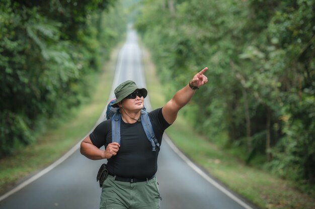 Trekking para mochileros para estudiar la naturaleza del bosque tropical para el ecoturismo. Trekking turístico para ver la belleza del bosque tropical en el Parque Nacional Khao Yai. Área del Patrimonio Mundial de la UNESCO, Tailandia invisible.