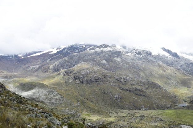 Trekking na laguna 69 montanhas nevadas a caminho da lagoa 69 peru