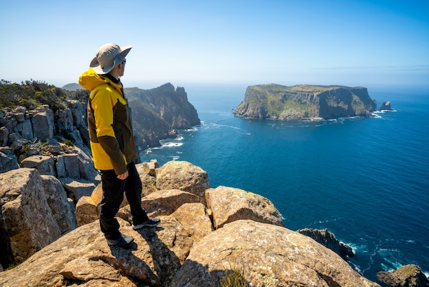 Trekking na península de tasman, tasmânia, austrália.