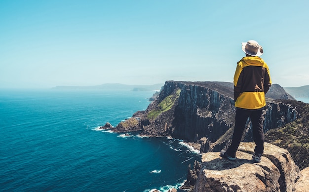 Trekking na península de Tasman, Tasmânia, Austrália.