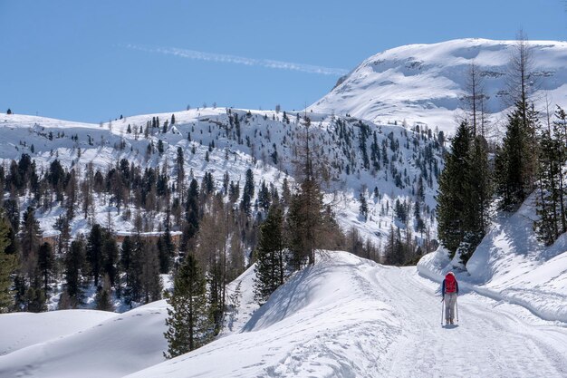 Trekking de nieve en las montañas dolomitas