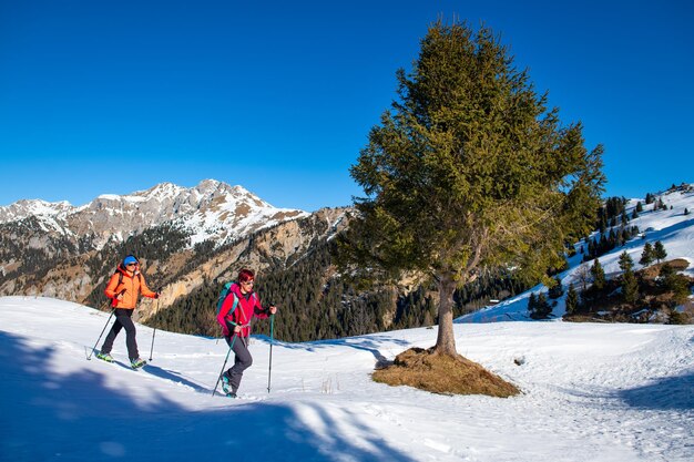 Trekking en la nieve un par de amigas