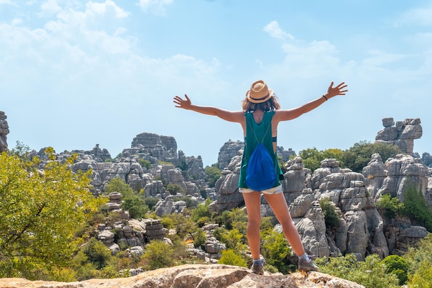 Trekking pelo Torcal de Antequera na trilha verde e amarela desfrutando da liberdade Málaga Andaluzia