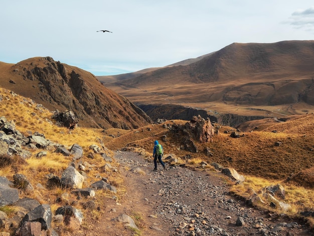 Trekking pesado solo en el sendero Rocas del Cáucaso Solo trekking en las montañas Fotógrafo de viajes estilo de vida senderismo pista dura concepto de aventura en vacaciones de otoño