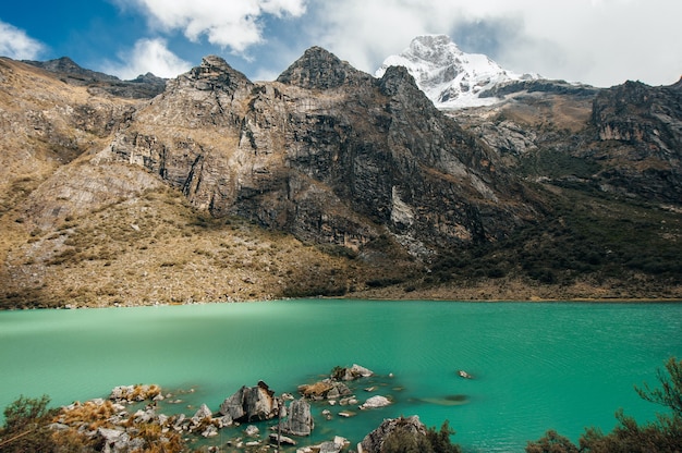 Trekking zur Laguna 69 und vorbei an Laguna de Llanganuco in Peru Cordillera Blanca.