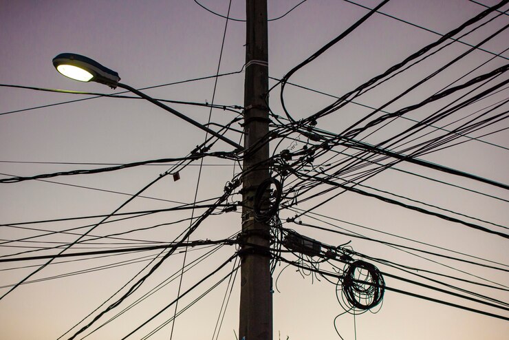 Treliça com cabos elétricos inseguros na República Dominicana