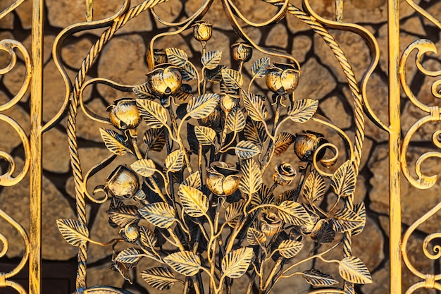 Treliça decorativa em aço forjado em forma de rosas com hastes e pétalas na cor bronze antigo