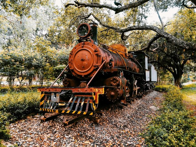 Foto trem abandonado em trilhos ferroviários