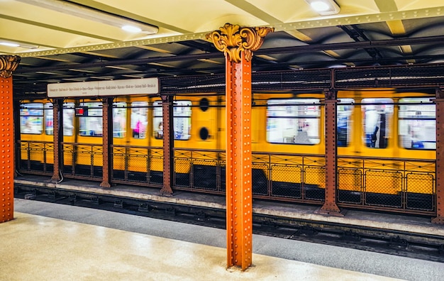 Trem amarelo no metrô Hungria Hungria