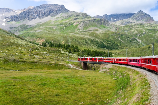 Foto trem bernina nas montanhas suíças