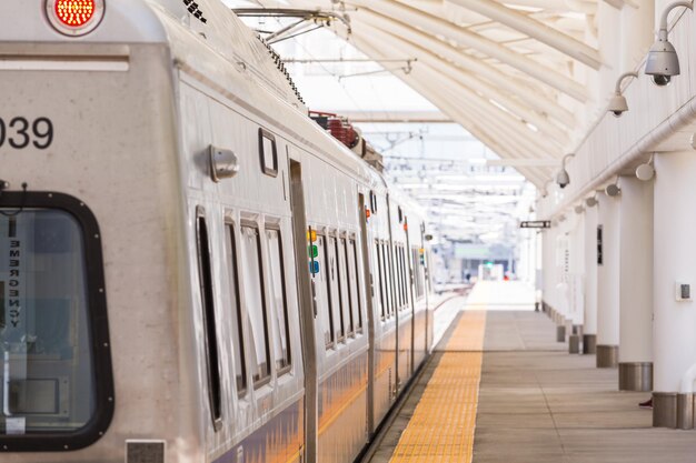 Trem da estação denver union para o aeroporto internacional de denver.