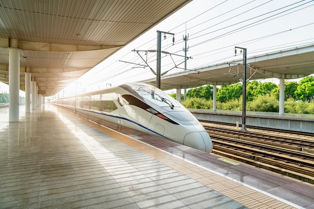 Trem de alta velocidade da estação ferroviária e plataforma