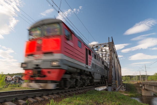 Trem de carga em movimento