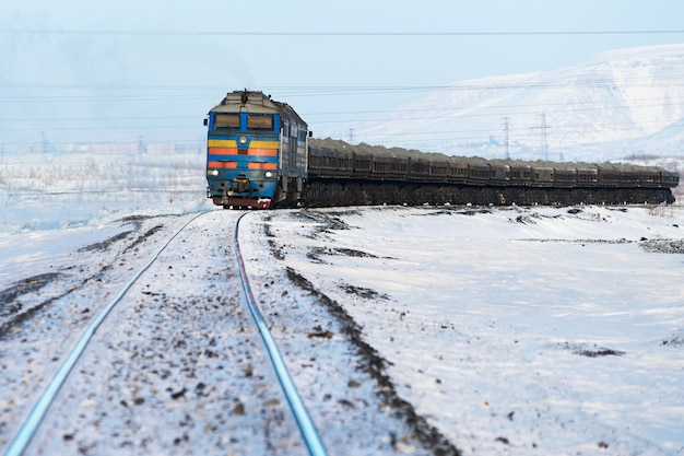 Trem de carga, movendo-se sobre os trilhos no inverno