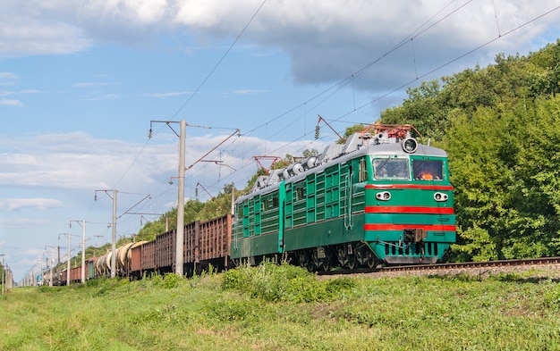 Trem de carga rebocado por locomotiva elétrica