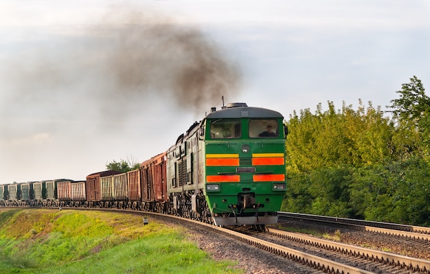 Trem de carga transportado por locomotiva a diesel na ferrovia bielorrussa