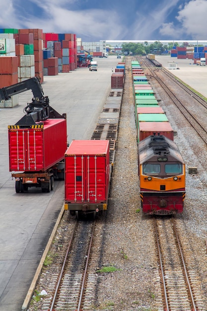 Trem de contêineres de carga no armazém.