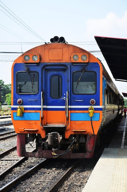 Trem de locomotiva bogie local na parada ferroviária de trilho esperando para enviar receber pessoas tailandesas e viajantes estrangeiros viagem de passageiros vão para o destino na cidade de phra nakhon si ayutthaya em Bangkok Tailândia