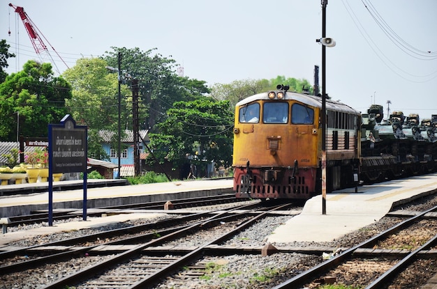 Trem de locomotiva na ferrovia para entrega Inventário de arma ou armamento da viagem militar do Exército tailandês para o destino na estação de Ayutthaya em 1 de maio de 2014 em Phra Nakhon si Ayutthaya Tailândia