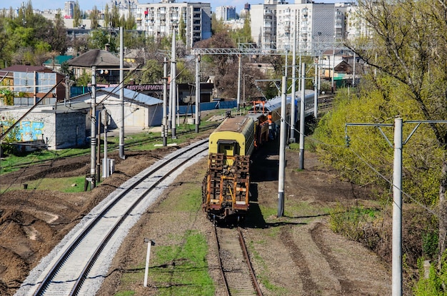 Trem de manutenção perto da nova ferrovia