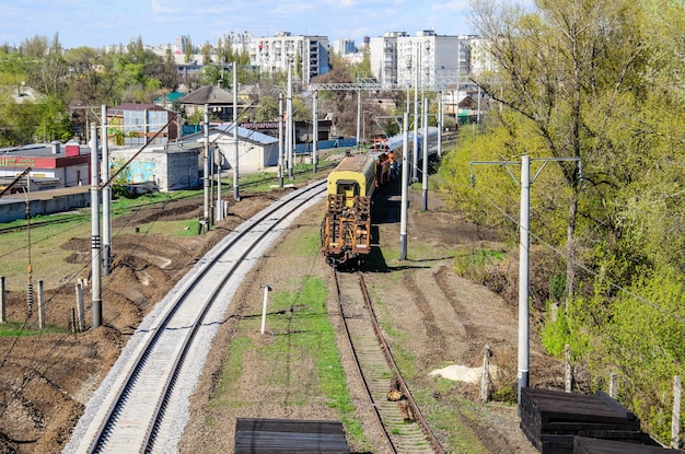 Trem de manutenção perto da nova ferrovia