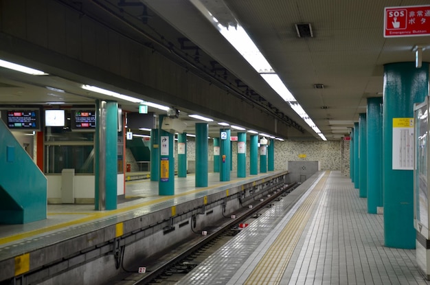 Trem de metrô Kintetsu na estação de Nara em 8 de julho de 2015 em Nara Japão