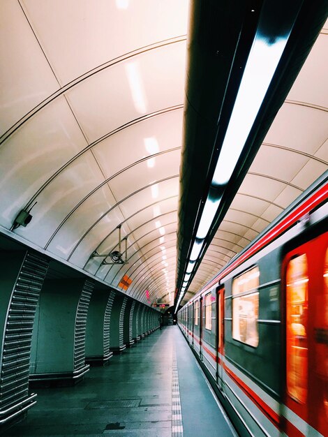 Foto trem de metrô na estação