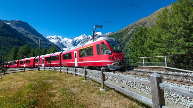 Trem de montanha suíço Bernina Express cruzou os Alpes