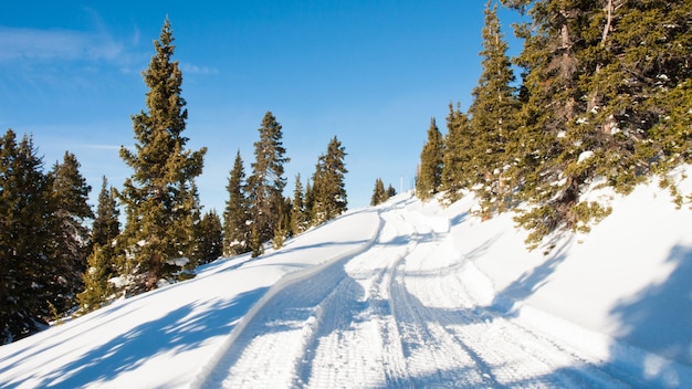 Trem de neve no topo de Berthoud Pass, Colorado.