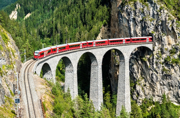 Trem de passageiros cruzando o viaduto Landwasser na Suíça