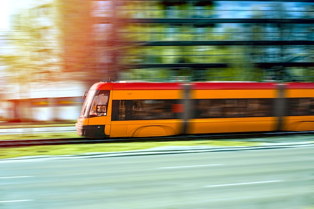 Trem de passageiros de alta velocidade em movimento na ferrovia