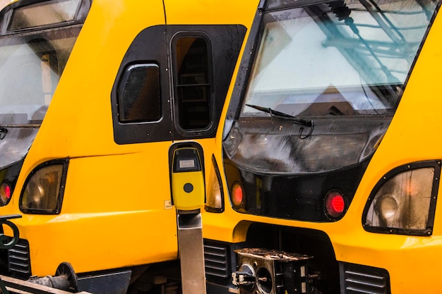 Trem de passageiros moderno dos transportes da cidade