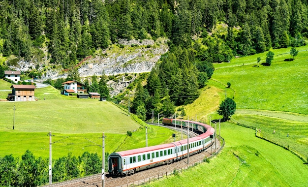 Trem de passageiros na ferrovia Brenner, nos Alpes austríacos