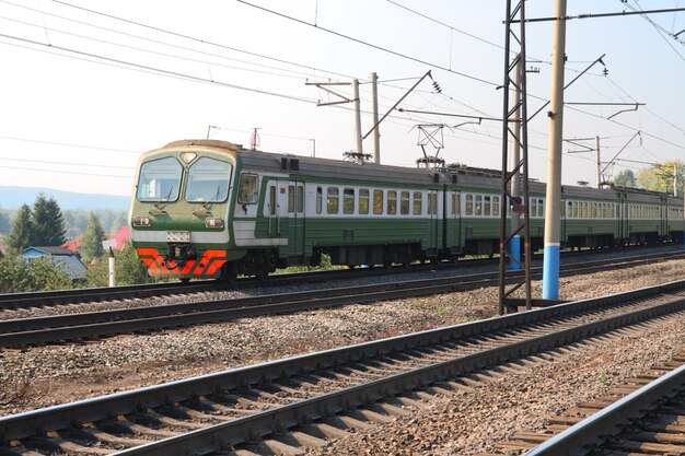 Trem de passageiros na ferrovia elétrica