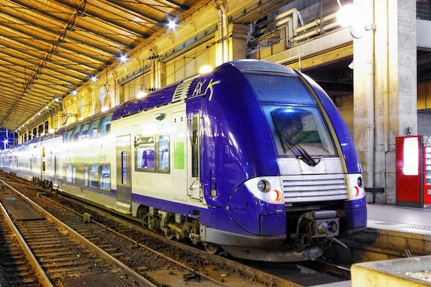 Trem de passageiros rápido moderno na estação. Paris. França