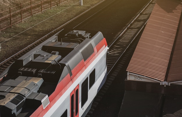 Trem descendente em uma plataforma