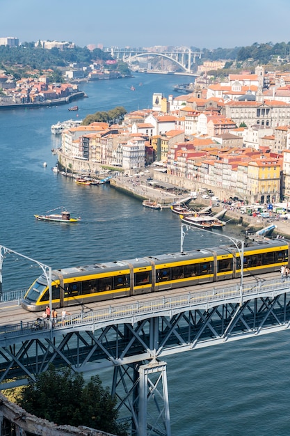 Trem do metrô atravessando a ponte Dom Luis I no Porto Portugal