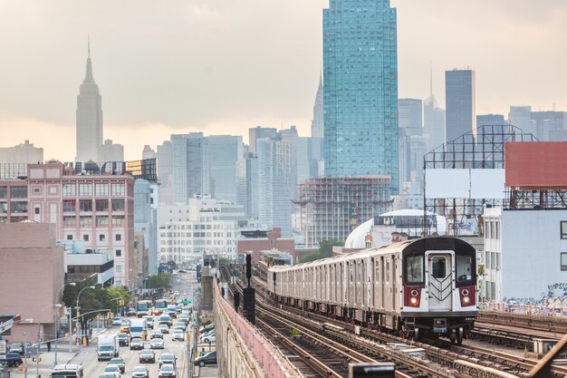 Trem do metrô em Nova York antes do pôr do sol