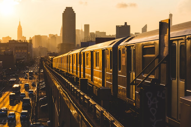 Trem do metrô em Nova York ao pôr do sol