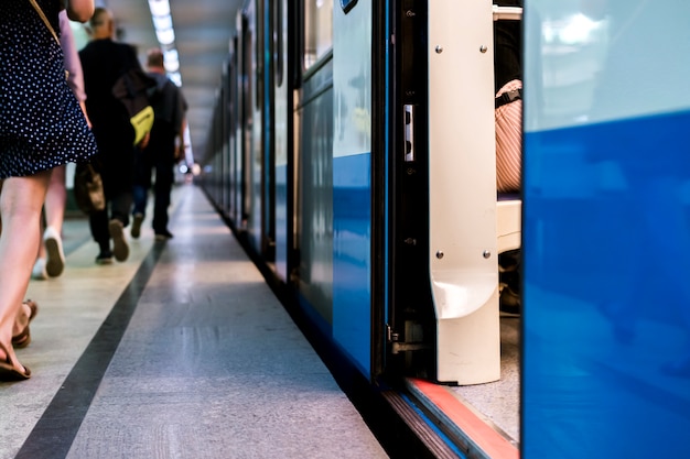 Trem do metrô ficar em uma estação de metro com portas abertas