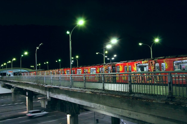 Trem elétrico à noite saindo da estação no metrô à noite Trem saindo da estação de metrô