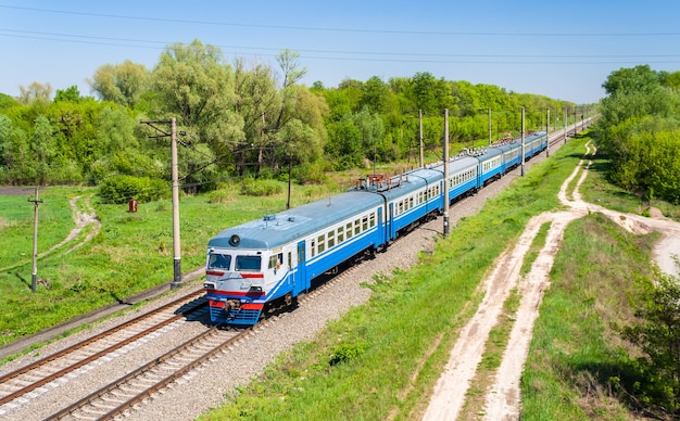 Trem elétrico suburbano na região de Kiev, Ucrânia