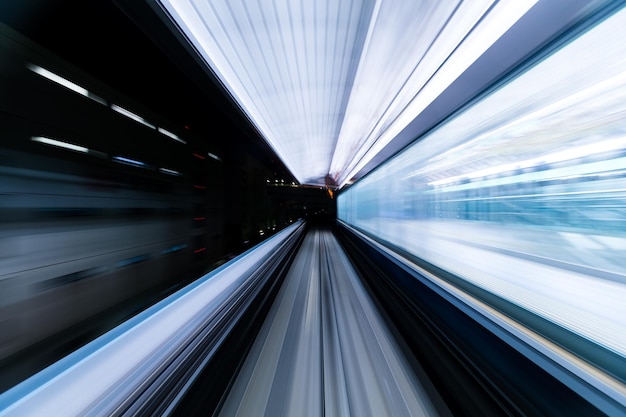 Trem em movimento rápido no túnel