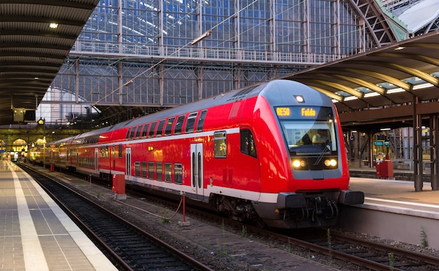 Foto trem expresso regional na estação de frankfurt am main, na alemanha