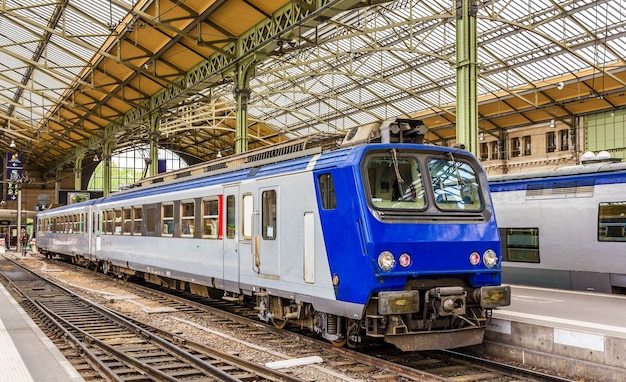 Trem expresso regional na estação de Tours - França