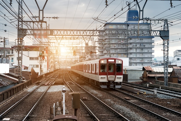 Trem japão, ligado, estrada ferro, com, skyline, em, osaka, japão, para, transporte, fundo